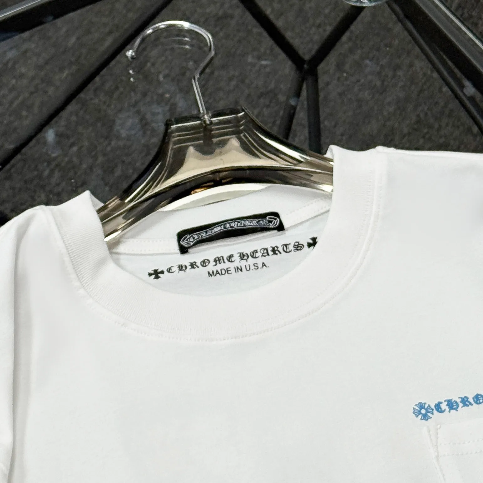 P180 Chrome Hearts Chrome Hearts 25 high-end versions. The fabric is made of 300 grams of high-density pure cotton. It does not deform or shrink. It has three labels. It is the same style for men and women. Technology: suede foaming + digital printing. Color: white, black. SIZE: S-XL.